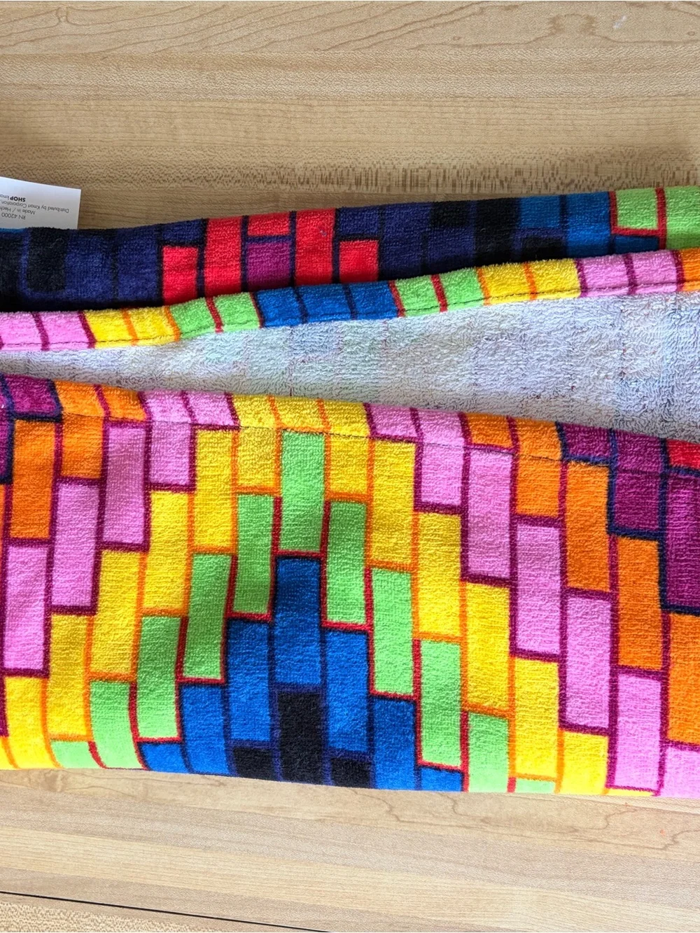 Multicolor Brick-Pattern Beach Towel - Vibrant Rainbow Design NEW